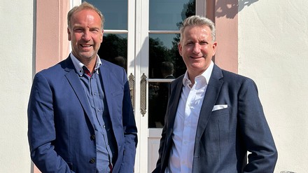 Gisbert J. Kern, neuer General Manager des Hotel Schloss Reinhartshausen (rechts) zusammen mit Matthias Tepel, Business Development Manager (links). (Foto: Hotel Schloss Reinhartshausen) Gisbert J. Kern, neuer General Manager des Hotel Schloss Reinhartshausen (rechts) zusammen mit Matthias Tepel, Business Development Manager (links).