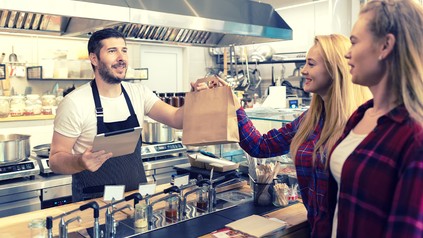Gastronom übergibt To-go-Bestellung