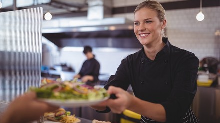 Die Deutsche Gesellschaft für Ernährung lädt am 30. August 2023 zur Arbeitstagung zum Thema „GV im Aufbruch – mit Rückenwind in die Zukunft?“ ins Wissenschaftszentrum Bonn ein. (Foto © WavebreakmediaMicro/stock.adobe.com) Essensübergabe in einer Kantine