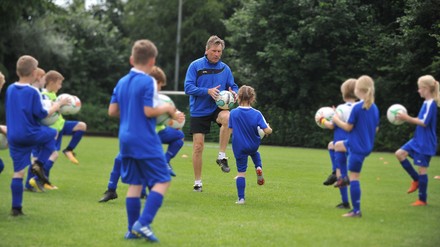 Im Beisein des ehemaligen Bundesligaspielers Manni Kaltz sind die Kinder immer besonders aufmerksam, motiviert und diszipliniert. (Foto: © Weissenhäuser Strand GmbH & Co.KG) Manni Kaltz trainiert Fußball mit Kindern