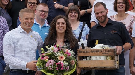 Der Vorstand des Flair Hotels übergibt im Namen der gesamten Flair Familie ein persönliches Geschenk. (Foto: © Flair Hotels/Ute Sievers) Der Vorstand des Flair Hotels übergibt im Namen der gesamten Flair Familie ein persönliches Geschenk.