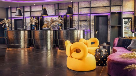 Kreativ, eigenwillig und lokal wurde das NYX Hamburg gestaltet. (Foto: © Leonardo Hotels Central Europe) Rezeption des NYX Hamburg