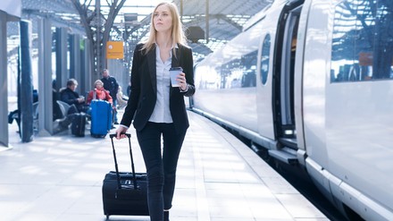 Geschäftsreisen haben nach wie vor eine große Bedeutung für viele Unternehmen. (Foto: © engel.ac/stock.adobe.com) Frau auf Geschäftsreise
