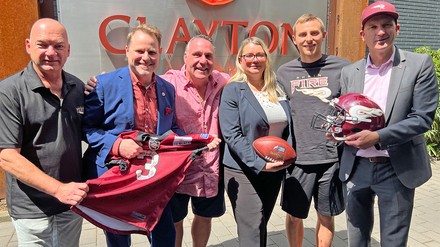 Rhein-Fire-Geschäftsführer Tom Aust, Hoteldirektor Benjamin Tenius, Coach Jim Tomsula, Quarterback Jadrian Clark, Reservationsmanagerin und Projektkoordinatorin Natasha Von Gahlen und Dalata Integrationsmanager Garret Marrinan