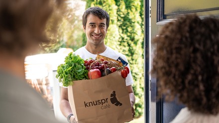 Knuspr-Kunden können jetzt auch an Sonn- und Feiertagen Lebensmittel zu sich nach Hause bestellen. (Foto: © Knuspr Café) Knuspr-Lieferung nach Hause