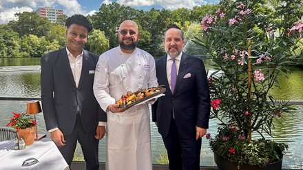 Als warme Mezze serviert das Küchenteam aus dem Oman unter anderem eine gemischte Grillplatte. V. l. n. r: F&B Supervisor Bader El Amri, Chefkoch Julien El Khal und Hoteldirektor Kai Behrens (Foto: © Kempinski Hotel Frankfurt) F&B Supervisor Bader El Amri, Chefkoch Julien El Khal und Hoteldirektor Kai Behrens