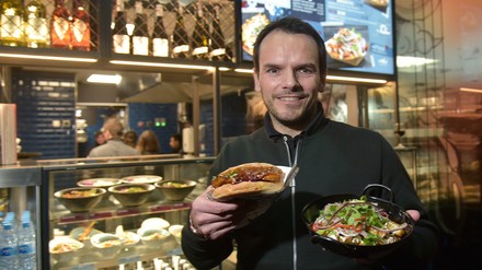 Steffen Henssler freut sich bereits auf die Eröffnung des neuen Ahoi-Restaurants in Bonn. (Foto: © picture alliance / Bernd Kammerer | R2718) Steffen Henssler