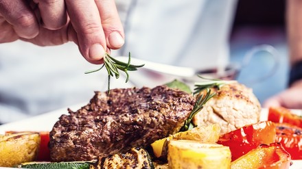 Ein Steak auf dem Teller