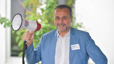 Gürkan Gür vertritt Baden-Württemberg ab sofort für ein Jahr als Regionalbotschafter im bundesweiten „Netzwerk Unternehmen integrieren Flüchtlinge“. (Foto: © NETZWERK Unternehmen integrieren Flüchtlinge / Max Kovalenko) Gürkan Gür