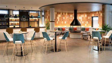 Auch die Hotellobby und die Lobby-Bar bekamen einen neuen Look. (Foto: © Hotel München City Center, Affiliated by Meliá) Hotellobby und die Lobby-Bar im Hotel München City Center, Affiliated by Meliá