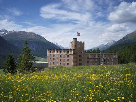Das Vier-Sterne-Superior-Hotel Castell steht am Sonnenhang von Zuoz auf 1.716 Metern über dem Meeresspiegel. (Foto: © Hotel Castell)