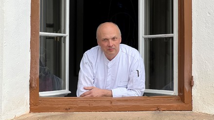 Küchenchef Rüdiger König freut sich bereits darauf, seine Gäste mit asiatischen Spezialitäten zu verwöhnen. (Foto: © Hotel Castell) Küchenchef Rüdiger König