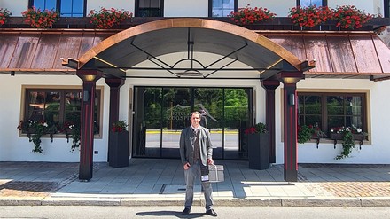 Florian Panholzer freut sich, dass man den Papierverbrauch im Hotel Zugspitze so stark reduzieren konnte, (Foto: © Hotel Zugspitze) Florian Panholzer