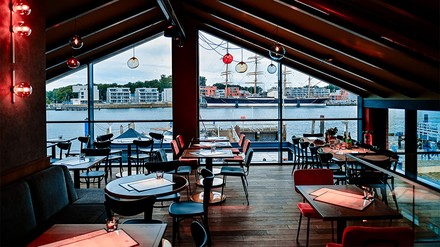 Die neue L’Osteria Travemünde bietet einen Blick auf die Trave. (Foto: © L’Osteria) L’Osteria Travemünde