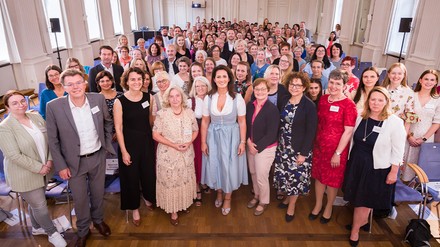 Ernährungsministerin Michaela Kaniber mit den ausgezeichneten Teilnehmern der Coaching-Runde 2022/23 im Max-Joseph-Saal der Münchner Residenz (Foto: © Hauke Seyfarth / StMELF) Ernährungsministerin Michaela Kaniber mit den ausgezeichneten Teilnehmern der Coaching-Runde 2022/23