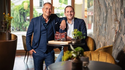 Max Schlereth und Moritz Haake freuen sich, in ihrem St.Ribs-Restaurant Spareribs zum Soulfood für Jedermann zuzubereiten. (Foto: © Derek Henthorn Photography) Max Schlereth und Moritz Haake