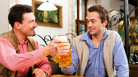 Wirtshäuser dienen laut Prof. Dr. Marc Redepenning vor allem als soziale Treffpunkte, die Menschen zusammenführen. (Foto: © Kzenon/stock-adobe.com) Zwei Männer in einem Wirtshaus