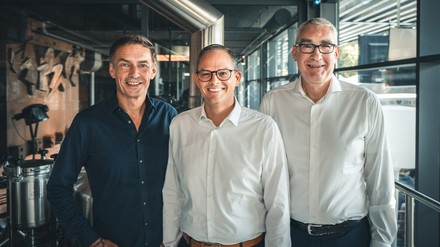 V. l. n. r.: Jeff Maisel (Inhaber), Kristof Schimmele (neuer Geschäftsführer Vertrieb), Hermann-Josef Boerger (scheidender Geschäftsführer Vertrieb) (Foto: © Maisel & Friends) Jeff Maisel (Inhaber), Kristof Schimmele (neuer Geschäftsführer Vertrieb), Hermann-Josef Boerger (scheidender Geschäftsführer Vertrieb)