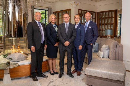 Von links nach rechts: Dr. Klaus Tschütscher (Verwaltungsratspräsident), Astrid Kaiser (Chief of People & Culture), Lukas Kreienbühl (CFO/Head Services), Milos Colovic (General Manager Grand Hotels) (Foto: © Grand Resort Bad Ragaz / Yanik Bürkli)