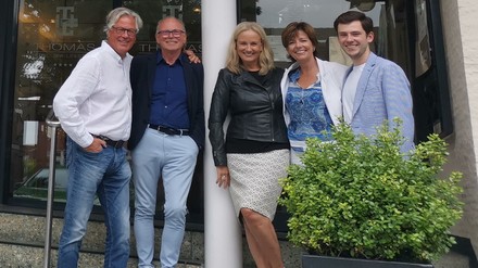 V. l. n. r.: Lambertus Muller, Meinhard Schibrath, Ute Schibrath, Marion Muller und Tim Muller freuen sich über die Übernahme des Thomas Hotels Spa Lifestyle in Husum. (Foto: © SAND) Lambertus Muller, Meinhard Schibrath, Ute Schibrath, Marion Muller, Tim Muller