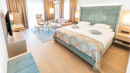 Das pastellfarbene Hotelzimmer im Warmbaderhof von innen