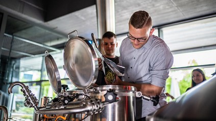 Auszubildende beim Bierbrauen