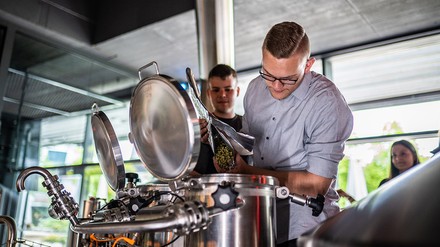 Auszubildende der Brauerei Gebr. Maisel arbeiteten Hand in Hand, um ihr eigenes Bier zu kreieren. (Foto: © Brauerei Gebr. Maisel GmbH & Co. KG) Auszubildende beim Bierbrauen