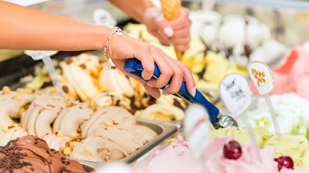 Die Eissorten Vanille, Schokolade und Erdbeere gelten laut dem Eiscreme-Report 2023 von orderbird als die beliebtesten Eissorten. (Foto: © Kzenon/stock.adobe.com) Eistheke