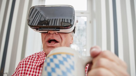 Mit einer VR-Brille sollen Oktoberfest-Fans bald über die Wiesn schlendern können. (Foto: © picture alliance / Westend61 | Rainer Holz) Mit der VR-Brille über das Oktoberfest