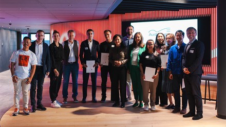 Begeisterte Mentees des Förderprogamms „Ausbildung macht Vielfalt!“ mit Cansel Kiziltepe, Senatorin für Arbeit, Soziales, Gleichstellung, Integration, Vielfalt und Antidiskriminierung des Landes Berlin (7. von links), Mikolaj Ciechanowicz, Geschäftsführer der Deutschlandstiftung Integration (ganz rechts), Dehoga-Geschäftsführerin Sandra Warden (6. von rechts), John Galvin, Vorsitzender der Geschäftsführung bei Coca-Cola Europacific Partners (2. von links), Axel Bachmann, Geschäftsleiter Nachhaltigkeit bei Coca-Cola Europacific Partners und Jenan Mouhamed Ali, Senior Manager Nachhaltigkeit bei Coca-Cola Europacific Partners (4. und 3. von links) und der Berliner Gastronom Dat Vuong (ganz links) (Foto: © DSI Deutschlandstiftung Integration) Begeisterte Mentees des Förderprogamms „Ausbildung macht Vielfalt“