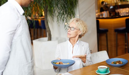 Bei objektiven Mängeln am Essen hat der Gast das Recht, die Bestellung zurückzugeben. (Foto: © pressmaster/stock.adobe.com) Gast gibt Essen zurück