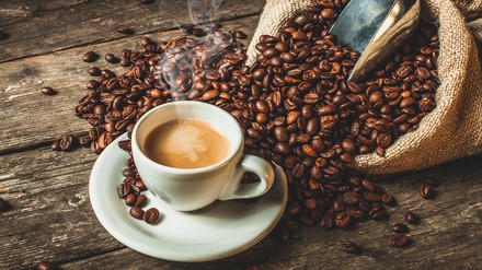 Der Internationale Kaffeekongress 2023 gibt einen Einblick in die wegweisenden nachhaltigen Lösungen für die Kaffeeindustrie. (Foto: © tiero/stock.adobe.com) Kaffee und Kaffeebohnen