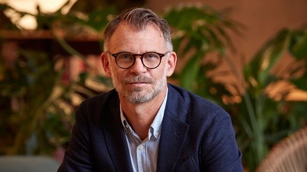 Der Züricher Architekt Andrin Schweizer setzt bei der Wohnraumgestaltung gerne auf die Farbe Schwarz – auch im Bad. (Foto: © Geberit) Andrin Schweizer