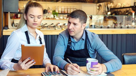Der Hotel- und Gaststättenverband Dehoga Bayern fürchtet bei einer Rückkehr zur alten Mehrwertsteuer auf Speisen ein Wirtesterben. (Foto: © DanRentea/stock.adobe.com) Zwei Gastronomen gehen ihre Einnahmen durch