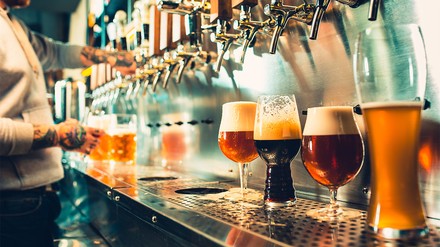 Der Bier-Monitor 2023 von kollex zeigt, dass die Vorlieben für Biersorten in Deutschland stark von der Region abhängen. (Foto: © master1305/stock.adobe.com) Verschiedene Biere an der Zapfstelle