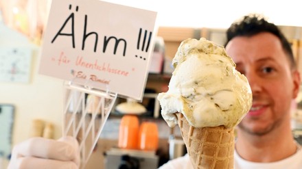 Alessandro Cimino präsentiert in seiner Eisdiele Rimini das von ihm kreierte „Ähm“-Eis. (Foto: © picture alliance/dpa | Uli Deck) Alessandro Cimino mit dem „Ähm“-Eis