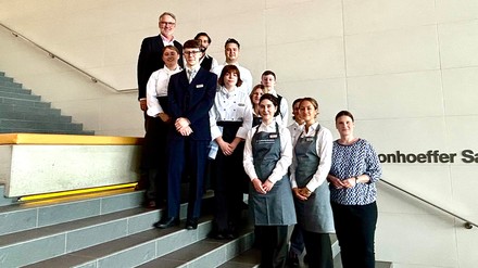 Fröhlicher Start ins Berufsleben: Die neuen Auszubildenden im Konferenzhotel Lufthansa Seeheim. In den ersten Tagen immer an ihrer Seite ist das Team der Personalabteilung unter der Leitung von HR-Managerin Jessica Bernstein (1.v.r.). Auch die Tür von Geschäftsführer Dirk Schwarze (1.v.l.) steht offen, wenn es Fragen und Wünsche gibt. (Foto: © Lufthansa Seeheim)