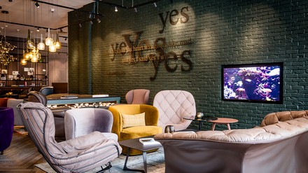 Die Lounge im neuen Motel One in Dublin verfügt über eine typisch irische Bar. (Foto: © Motel One) Lounge im Motel One in Dublin