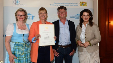 Die Gastgeber Rina den Drijver und Stefan Kastner mit Angela Inselkammer (l.) und Michaela Kaniber (r.) (Foto: © Irmi Gessner / StMELF) Rina den Drijver und Stefan Kastner mit Angela Inselkammer und Michaela Kaniber