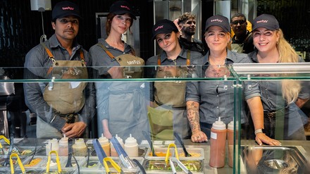 Im tastyy stehen neben ausgefallenen Döner-Variationen bunte Bowls, knackige Salate, knusprige Supreme Fries-Kreationen mit Gemüse- oder Fleisch-Topping sowie einzigartige Soßen auf der Speisekarte. (Foto: © Patrick Jelen) tastyy in Köln