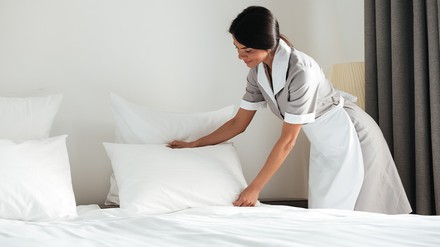 Auch in Stralsund gilt ab September eine Bettensteuer. (Foto: © Drobot Dean/stock.adobe.com) Zimmermädchen bereitet ein Hotelbett vor