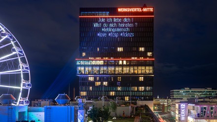 Sogar zwei Heiratsanträge waren unter den insgesamt 118 projizierten Liebesbotschaften dabei. (Foto: © Urkern/ Ivana Bilz) Liebesbekundungen, Grußworte und sogar Heiratsanträge erstrahlten am Donnerstagabend an der Fassade des Adina Hotel Munich.