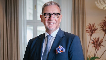 Roland Hamberger freut sich über seine neue Position als Managing Director des Rosewood Vienna. Roland Hamberger