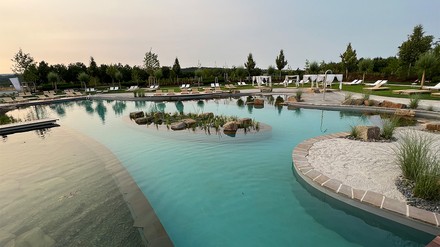 Bei der Erweiterung der Wellness-Landschaft der Seezeitlodge entstand u. a. ein idyllischer Natur-Badeteich. (Foto: © Seezeitlodge Hotel & Spa) Seezeitlodge am Bostalse