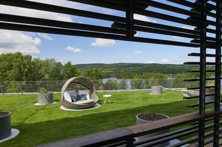 Die Seezimmer in der ersten Etage über dem Spa wurden um einen Außenbereich mit eigenem Daybed erweitert. (Foto: © Seezeitlodge Hotel & Spa)