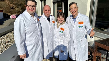 V. l. n. r: Timm Backkaus, Jens Lehmann und Anna Maria Sasso-Sant/The Chocolate on the Pillow Group sowie Rolf Slickers/Servitex. (Foto: Servitex GmbH) V. l. n. r: Timm Backkaus, Jens Lehmann und Anna Maria Sasso-Sant/The Chocolate on the Pillow Group sowie Rolf Slickers/Servitex.