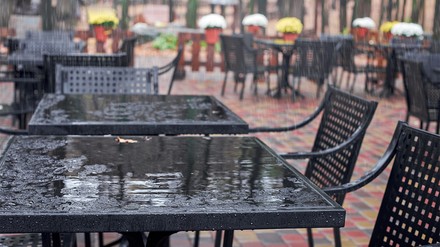 Verregneter Außenbereich eines Gastronomiebetriebes