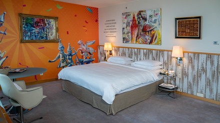 Das „Mainz-Zimmer“ wurde in Kooperation mit Waldemar Erz gestaltet. (Foto: © Hyatt Regency Mainz) „Mainz-Zimmer“ im Hyatt Regency Mainz