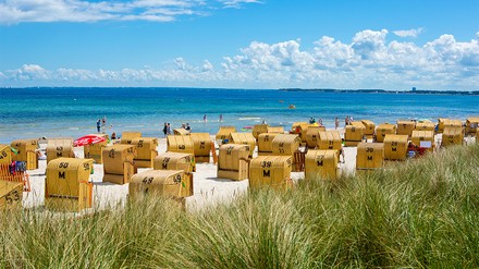 Die Tourismusbranche im Norden hat im vergangenen Jahr erstmals einen Umsatz von mehr als zehn Milliarden Euro erwirtschaftet. (Foto: © fotokunst63/stock.adobe.com) Deutschland, Schleswig-Holstein, Lübecker Bucht, Ostseebad Scharbeutz. Blick von der Duenenmeile auf den Ostseestrand.