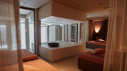 Das Senses Haus des Hotels Bergeblick bietet einen offenen, lichtdurchfluteten Ruheraum. (Foto: © Hotel BERGEBLICK) Ruheraum im Senses Haus des Hotels Bergeblick